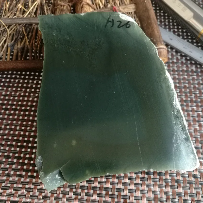 Natural Kunlun Jade Rough Nephrite Raw (780g, 11X7.5x2.7cm)
